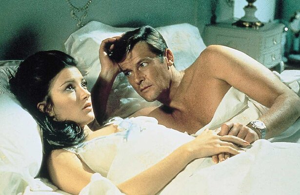 Roger Moore en Jane Seymour in Live and Let Die