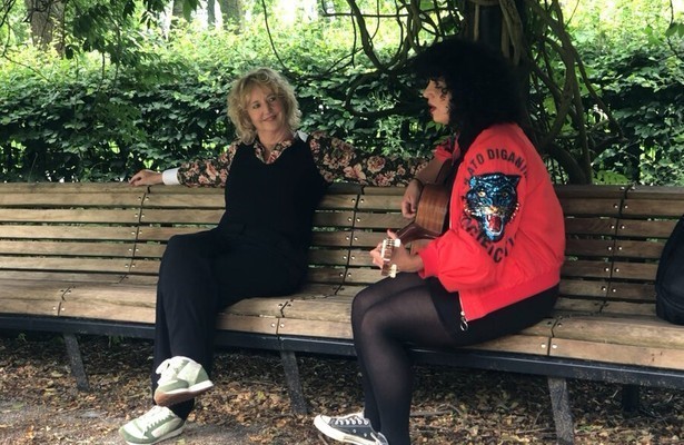 Luizenmoeder-Meral Polat haalt muzikale herinneringen op