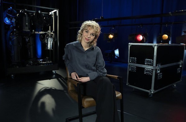 Het podium op, de zalen in