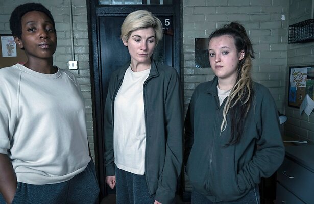 Tamara Lawrence, Jodie Whittaker en Bella Ramsey in Time