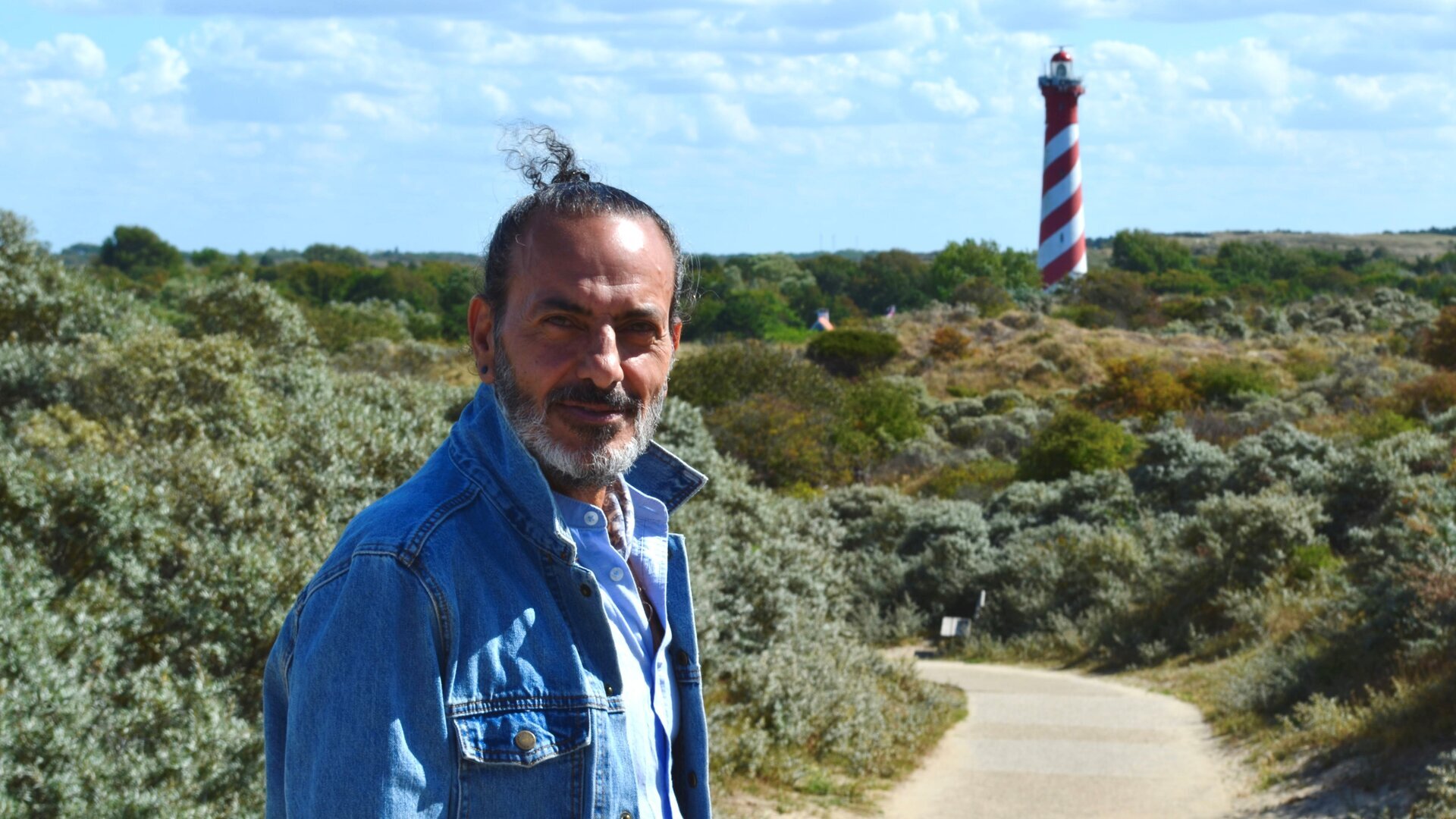 Kefah Allush brengt een bezoekje aan het Zeeuwse Burgh-Haamstede in Vuurtorenverhalen