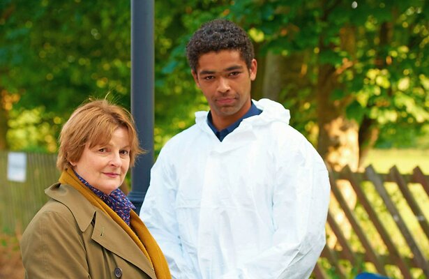 Brenda Blethyn en Kingsley Ben-Adir voor Vera seizoen 4