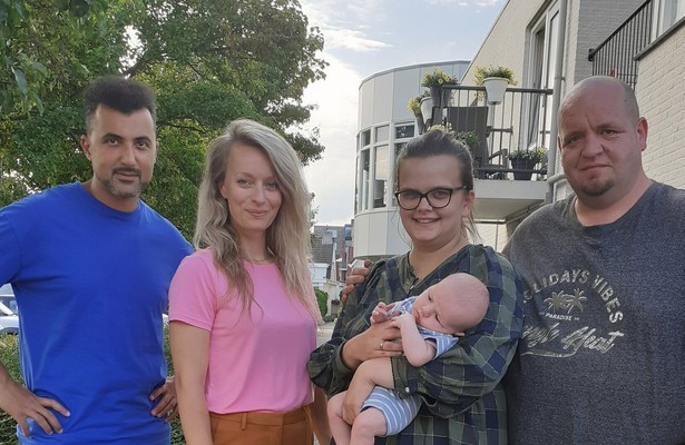 Özcan Akyol, Anna van den Breemer en deelnemers Vier Handen Op Eén Buik