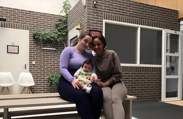 Marleen en Channah Koerten in Vier Handen op Een Buik