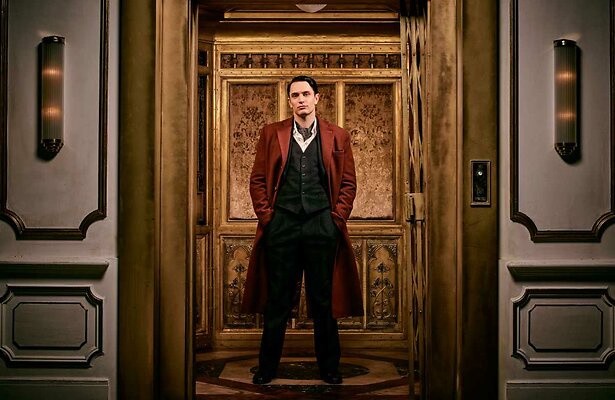 Colin Woodell als Winston Scott