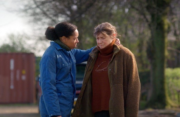 Joy Delima en Olga Zuiderhoek in Zussen