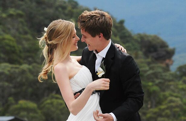 Laura Brent en Xavier Samuel in A Few Best Men
