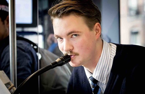 Bram Krikke moet bizarre tattoo zetten