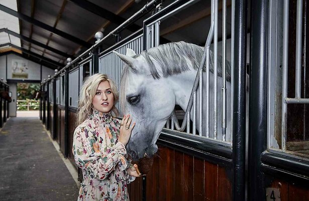 Britt Dekker met paard