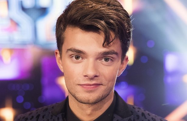 Zien: Buddy Vedder scheert hoofd 'kaal' voor Rode Kruis