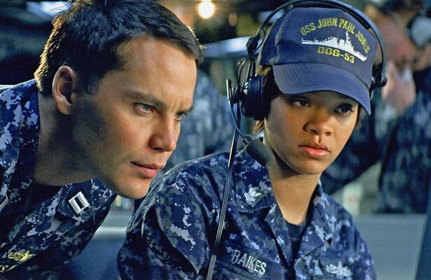 Taylor Kitsch als Alex Hopper en Rihanna als Raikes in Battleship