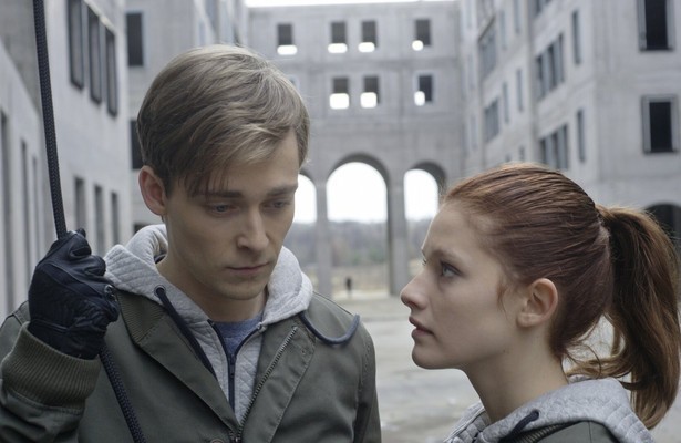 Matthijs van de Sande Bakhuyzen en Ella-June Henrard in Boy 7