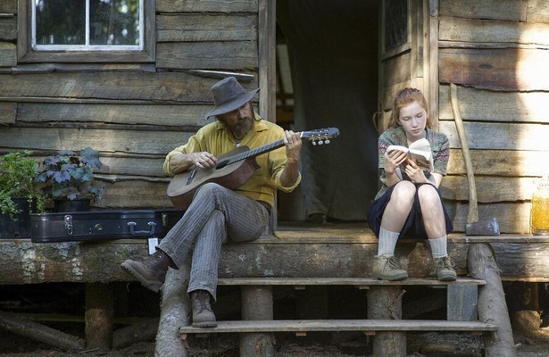 Viggo Mortensen en Annalise Basso in Captain Fantastic