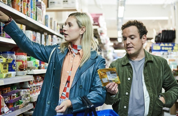 Callie Coke als Esther in Cheaters