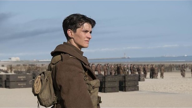 Tom Hardy vliegt boven Duinkerke