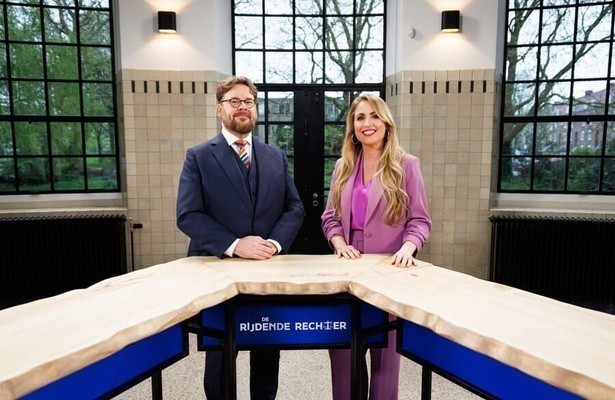 Mascha de Rooij met mr. John Reid voor De Rijdende Rechter