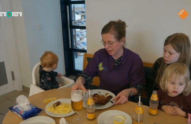 Linda Kraan keurt eten op de camping.
