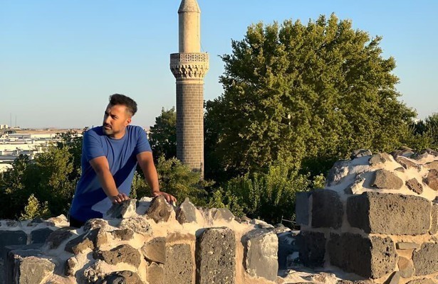 Özcan Akyol in Eus in Turkije