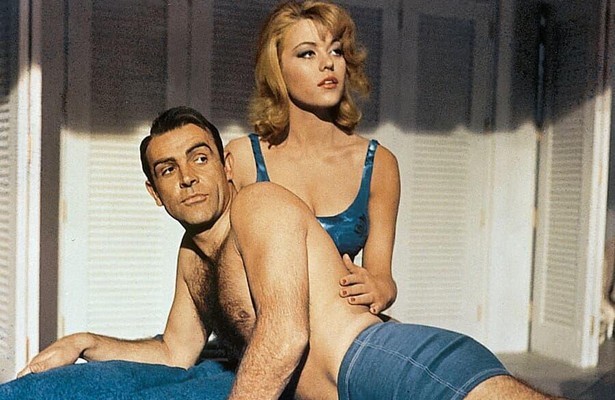 Sean Connery en Shirley Eaton in Goldfinger