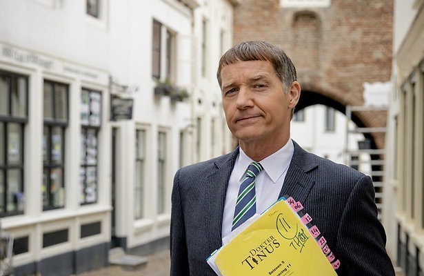 Thom Hoffman als Dokter Tinus