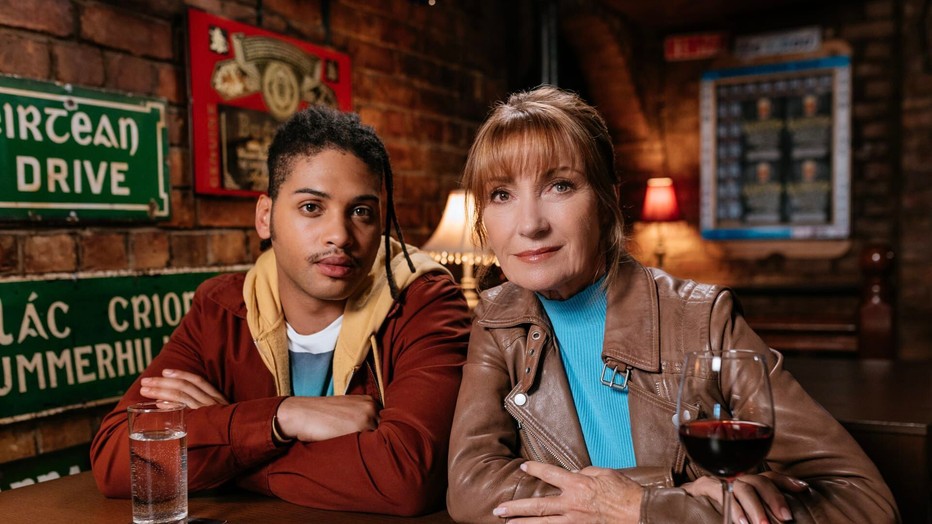 Je ziet het nieuwste seizoen van de luchtige misdaadserie Harry Wild bij BBC NL