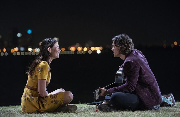 Brenton Thwaites en Lily Sullivan in I Met a Girl