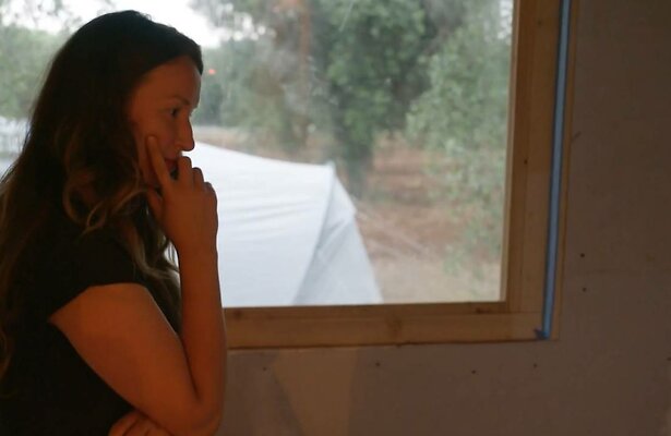 Jacobien kijkt toe hoe Arjen klust in Daar Gaan Ze Weer.