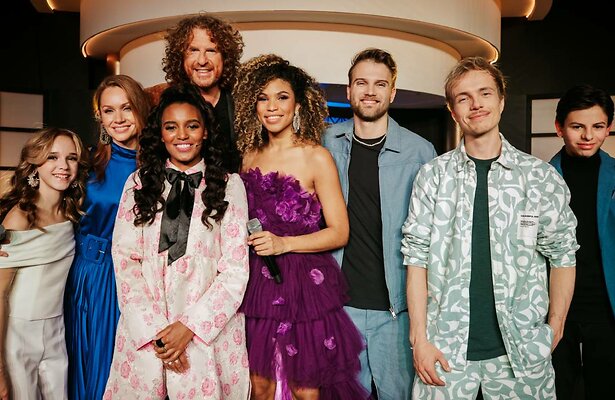 Deelnemers Kerst met de zandtovenaar.