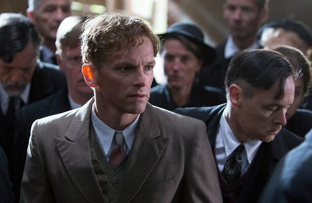 Barry Atsma als Hans Sievez in Knielen op een Bed Violen