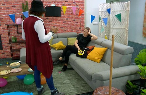 Lucia heeft handen vol aan leerlingen in Dream School.