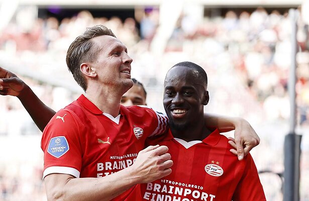 Luuk de Jong en Jordan Teze van PSV
