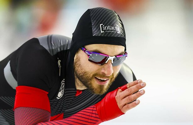 Laurent Dubreuil tijdens Wereldbeker schaatsen