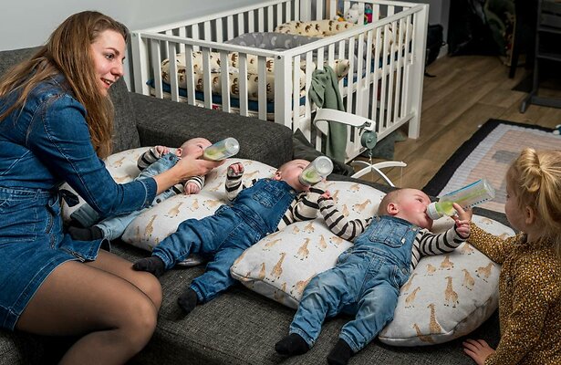 Mieke met Yara en de drieling.