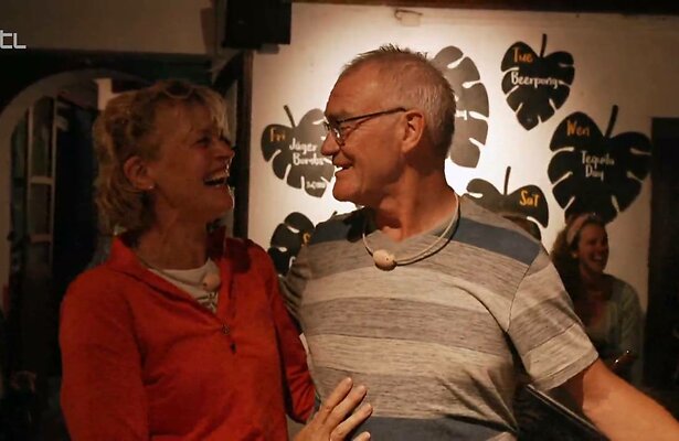 Olga en Frank na hun avontuur op de bar.
