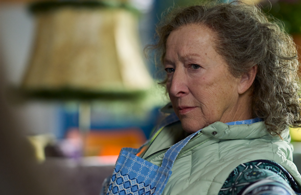 Loes Luca als Ingrid Bouwhuis in de serie Oogappels.