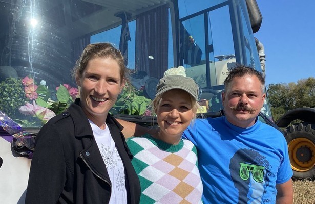 Emmie, Yvon Jaspers en Marnix in Onze Boerderij in Europa