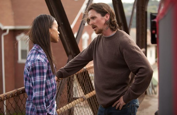 Zoe Saldana en Christian Bale in Out of the Furnace