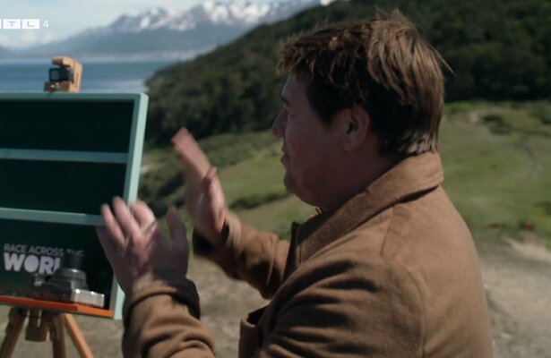 Presentator Martijn Krabbé feliciteert winnend duo.