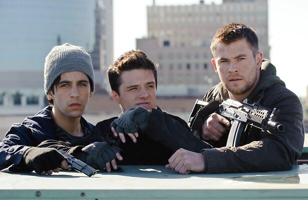 Josh Hutcherson, Josh Peck en Chris Hemsworth in Red Dawn