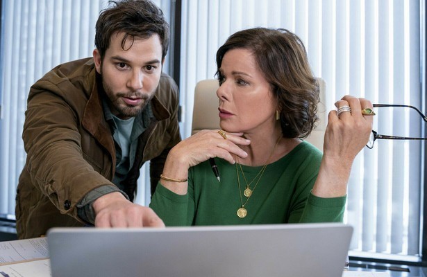 Skylar Astin en Marcia Gay Harden in So Help me Todd