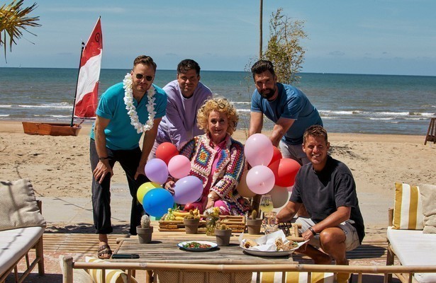 Jim Bakkum, Simon Keizer, Karin Bloemen, Nick Schilder & Kees Tol in Strandgasten
