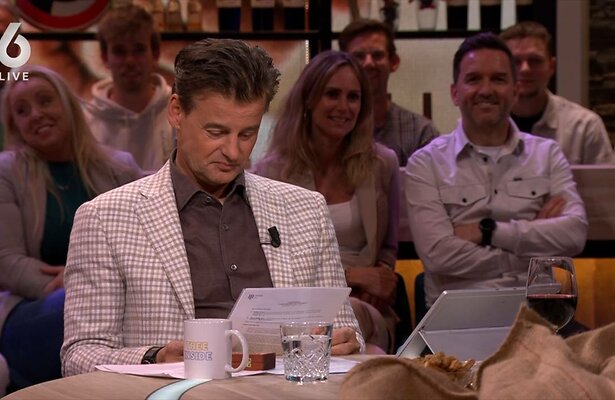 Wilfred Genee checkt contract.