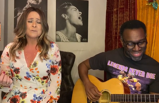 Kijk terug: Trijntje Oosterhuis zingt Nederland op schitterende wijze toe