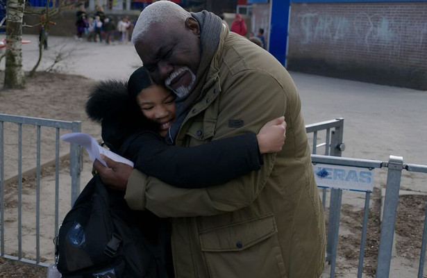 Norman van der Gom en zijn kleindochter in Vaarwel Suriname
