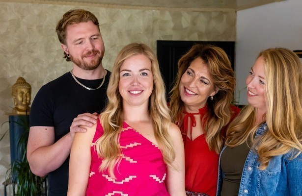 Kelly met zijn haar voor Welkom bij de Familie