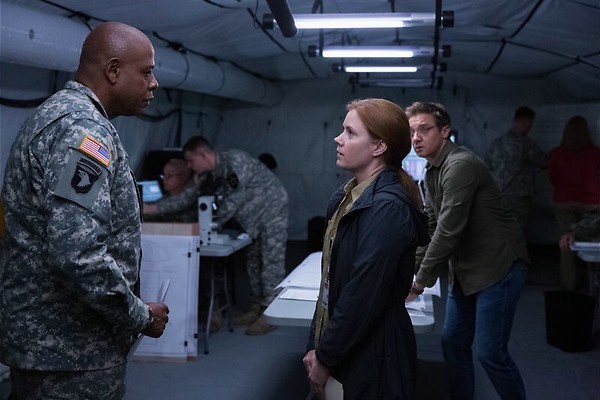 Amy Adams praat met aliens