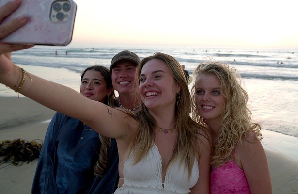 Noa, Marnik, Lara en Maud in Au Pairs