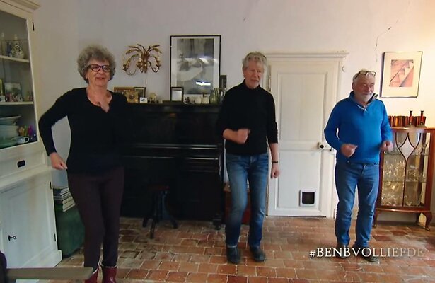 Anja, Joop en Peter aan de ochtendgymnastiek.