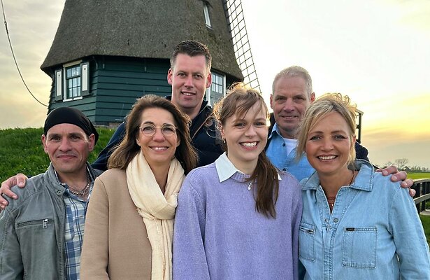 Boer Haico, Boerin Claudia, Boer Richard, Boerin Bernice, Boer Piet en Yvon Jaspers.
