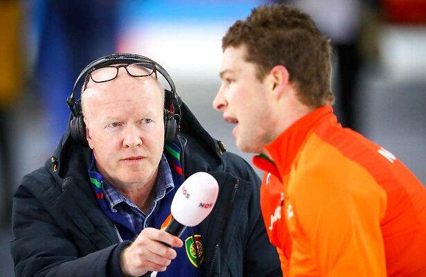 NOS verslaggever Bert Maalderink in gesprek met Sven Kramer na het behalen van zijn negende Europese Titel tijdens het EK Allround in Thialf.